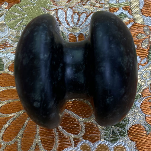 Камень «гантелька» многофункциональный для выполнения массажа спины, плечей, рук, ног, шеи, лица